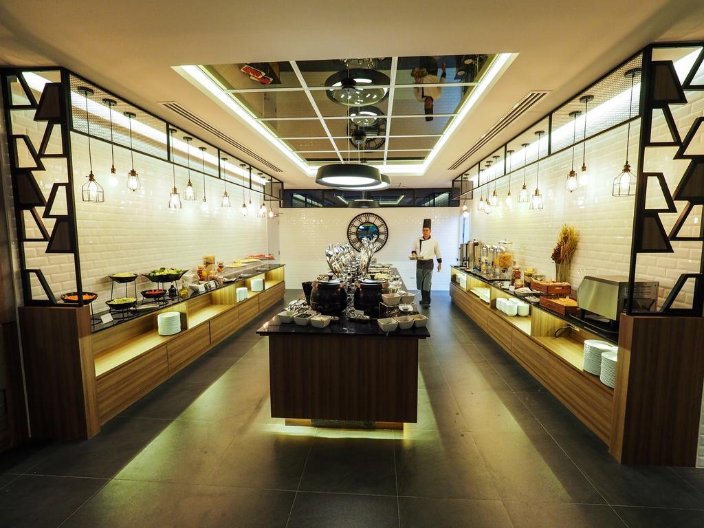 130 Hotel & Residence Bangkok Exterior photo